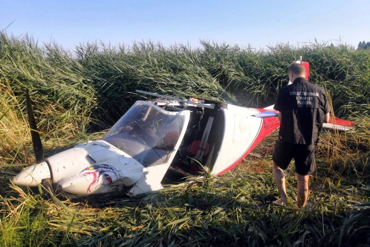 Следователи и криминалисты осмотрели место жёсткой посадки легкомоторного самолёта в Тверской области