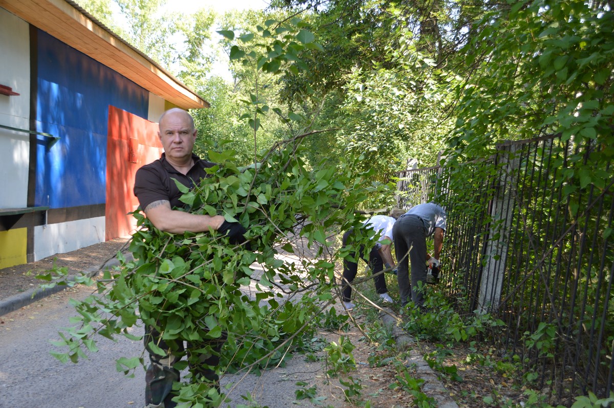В Твери Алексей Виноградов помог привести в порядок пешеходную зону и дворовую территорию