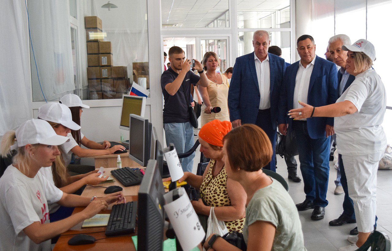 Игорь Руденя в Бердянске передал гуманитарную помощь местным жителям