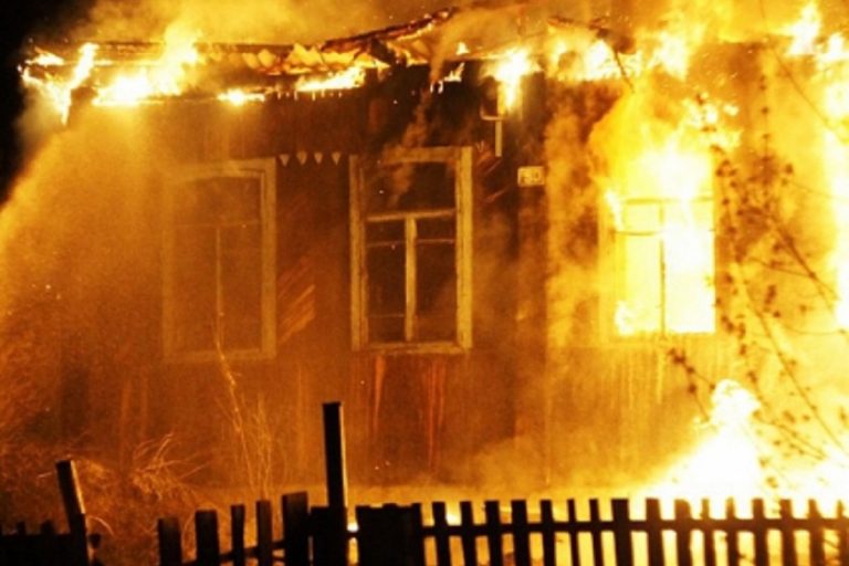 Тело женщины нашли в сгоревшем деревенском доме Тверской области