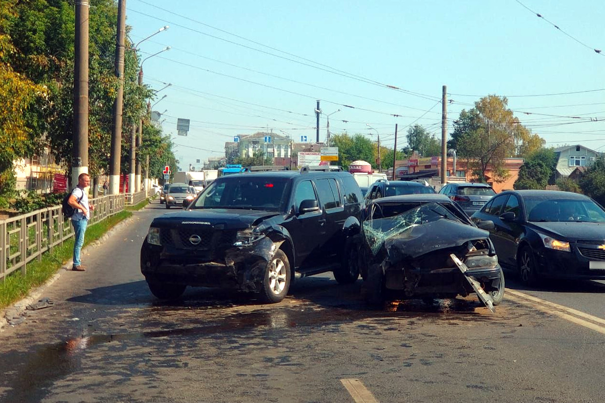 В Твери водитель спровоцировал столкновение трёх автомобилей