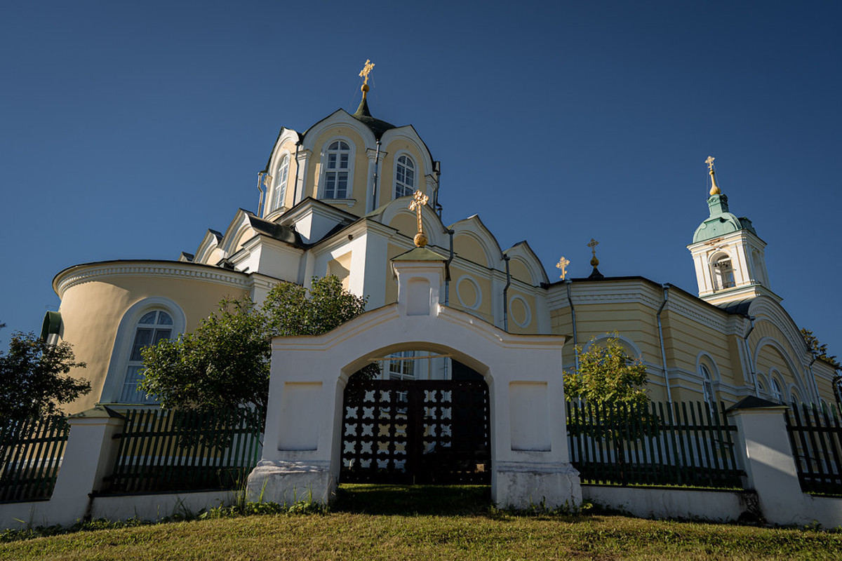 Тверского митрополита поразила красота храма в селе Голенково-Погост