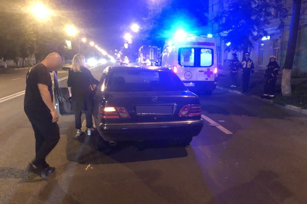 В Твери на проспекте Ленина Mercedes сбил двух пешеходов