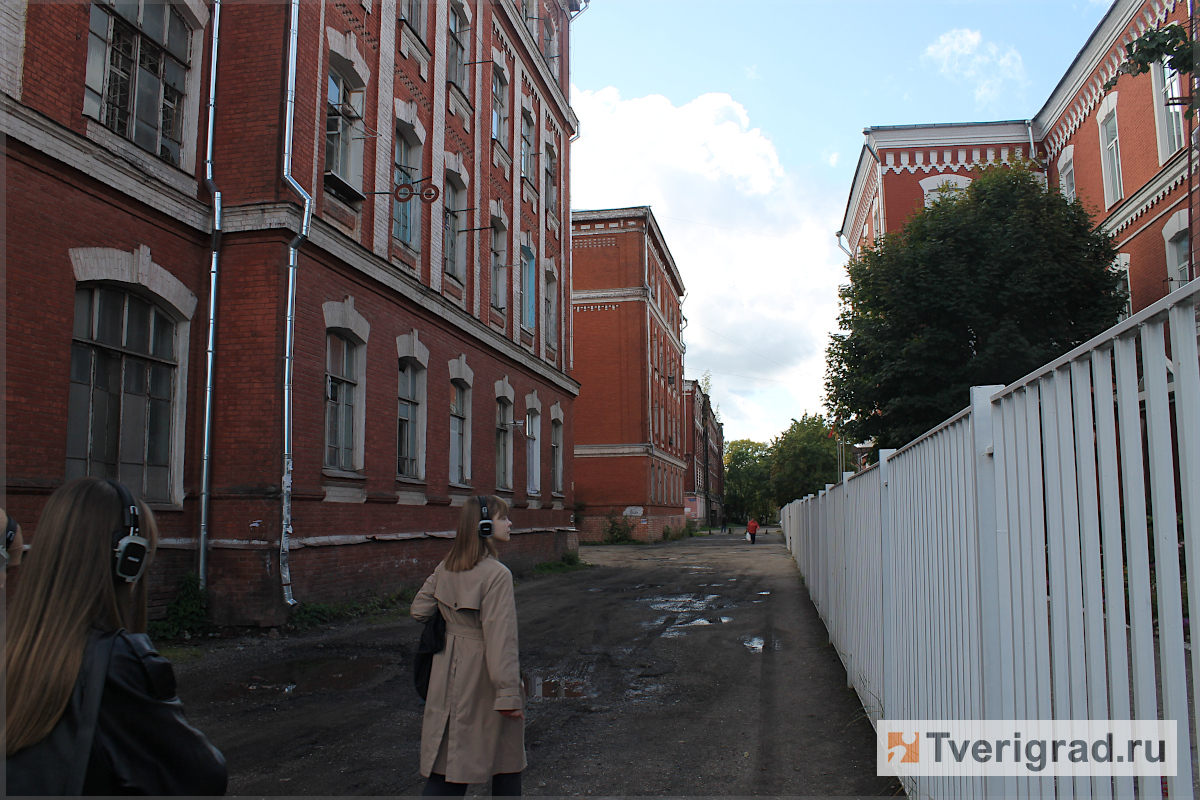 «Фабричные» прогулки: в Твери проходят экскурсии по Морозовским казармам в стиле променад