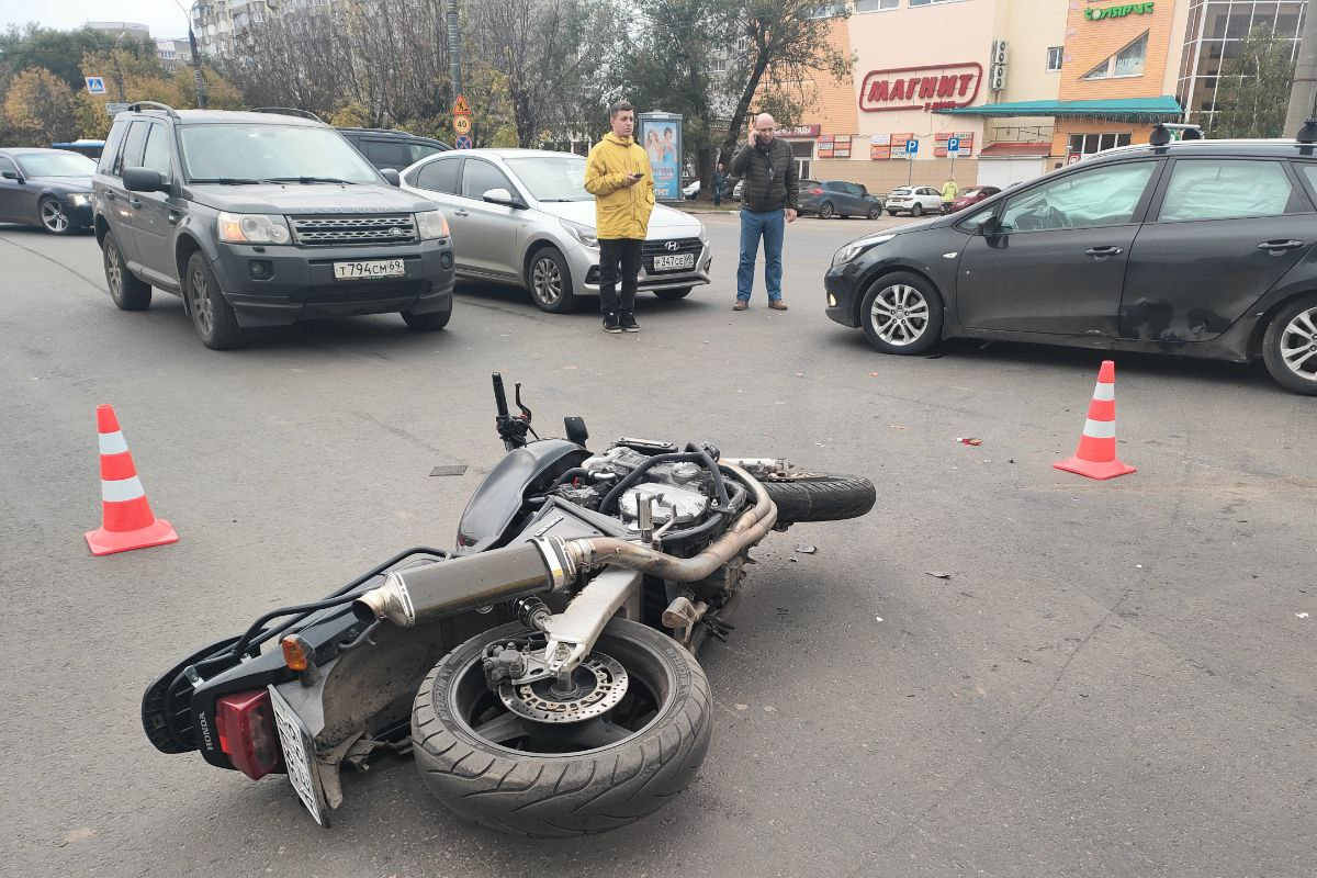 В Твери нарушившая ПДД женщина сбила мотоциклиста