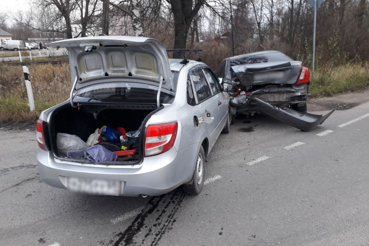 Три человека пострадали при столкновении двух легковушек в Тверской области