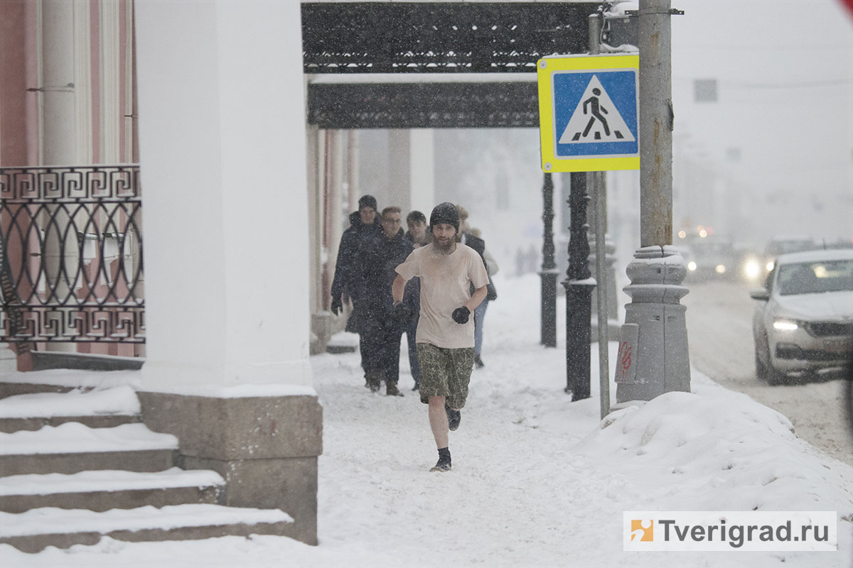 Испытание перед зимой: репортаж с заснеженных улиц Твери