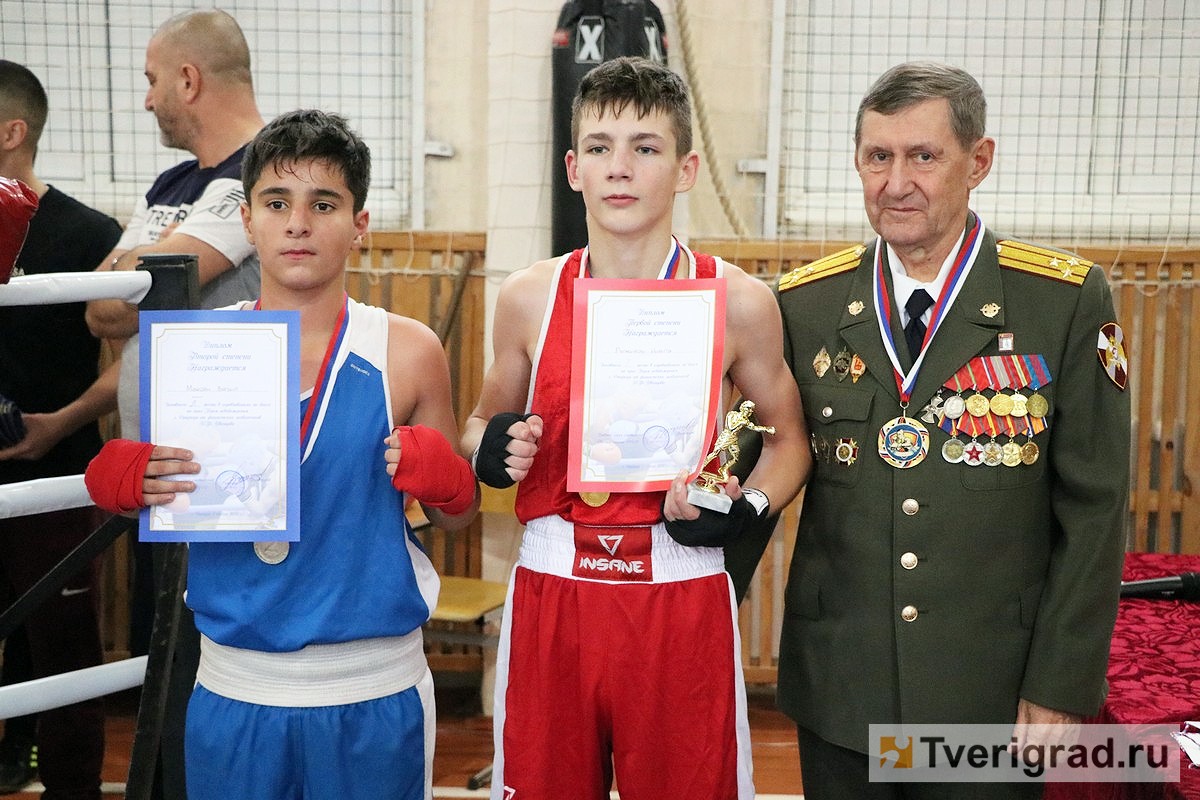 в школе Тверской области мальчишки и девчонки сразились на ринге за призы героя войны и олимпийского чемпиона