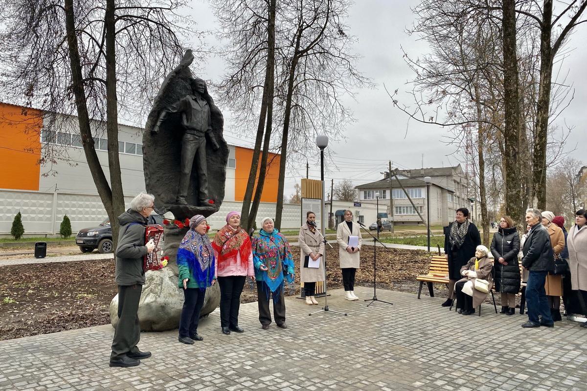 В Лихославле открыли памятник писателю-сатирику Михаилу Козыреву
