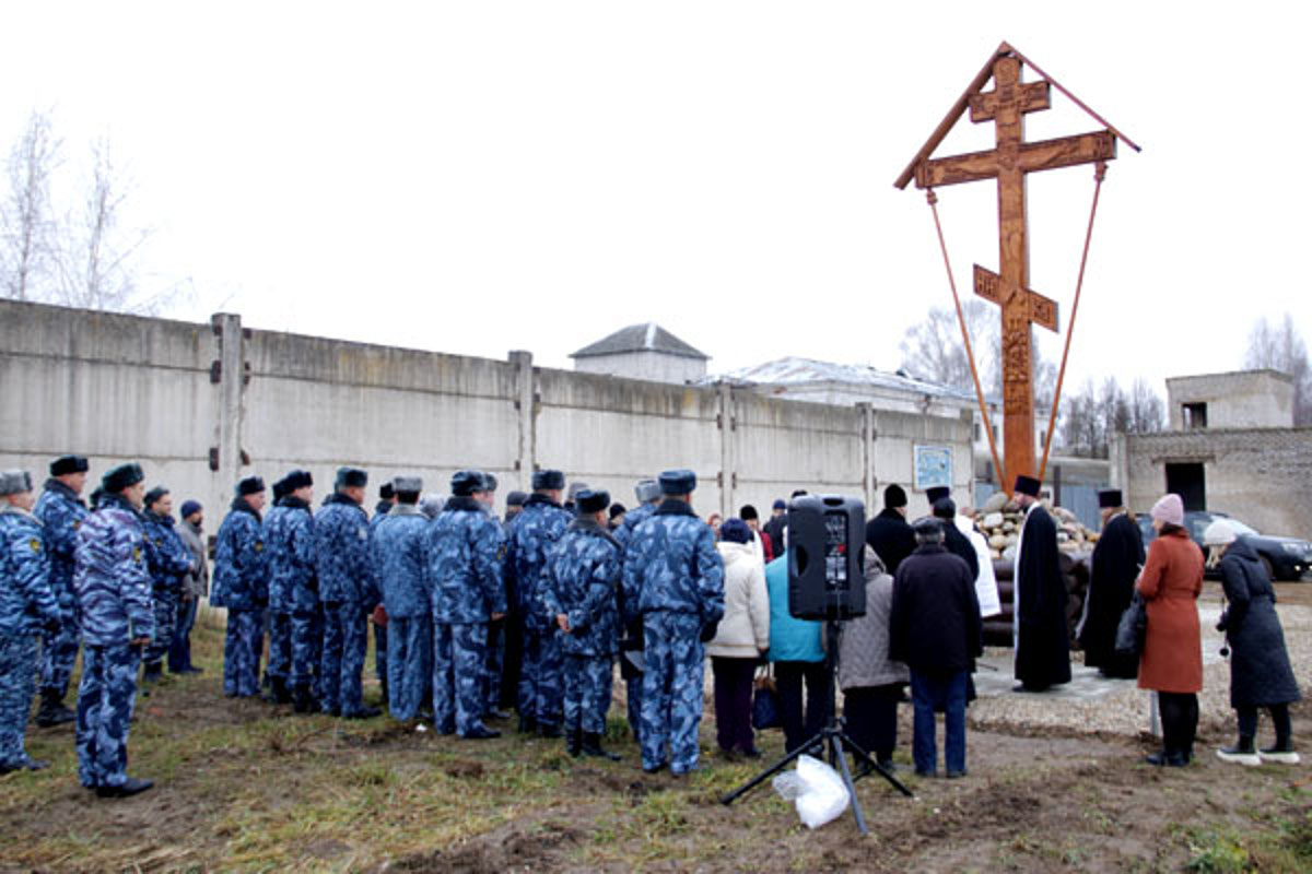 В Тверской области осужденные смастерили семиметровый поклонный крест