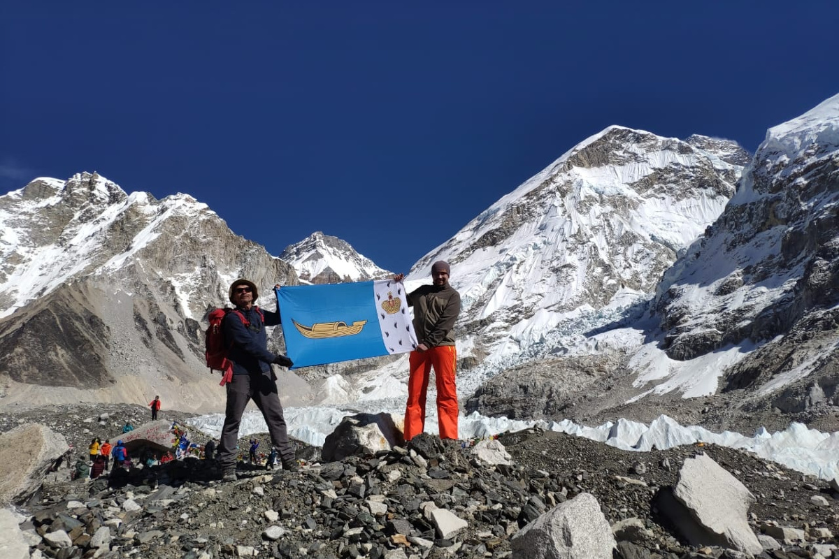 На Эвересте развернули флаг Вышнего Волочка