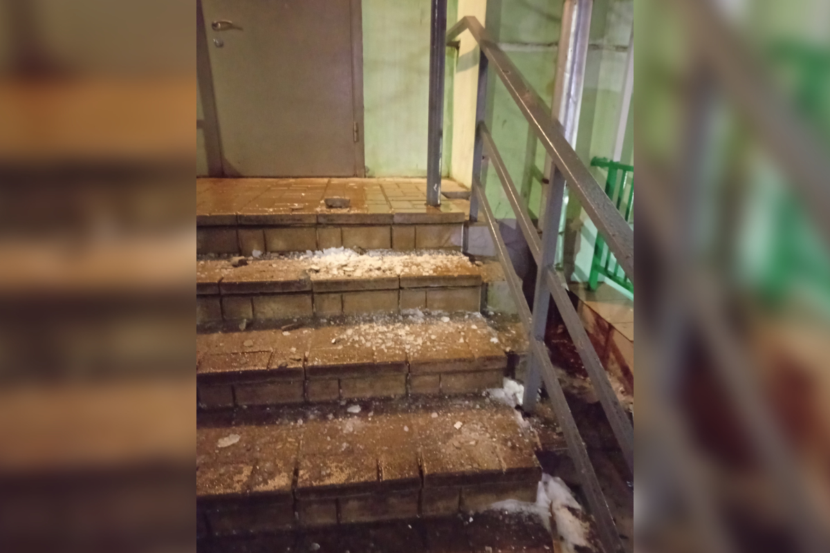 В Твери работникам управляющей компании грозит наказание за обрушение части фасада дома