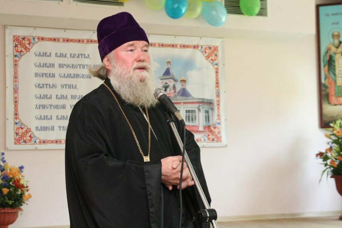 В Тверской области московский священник подарил осужденным более 100 книг