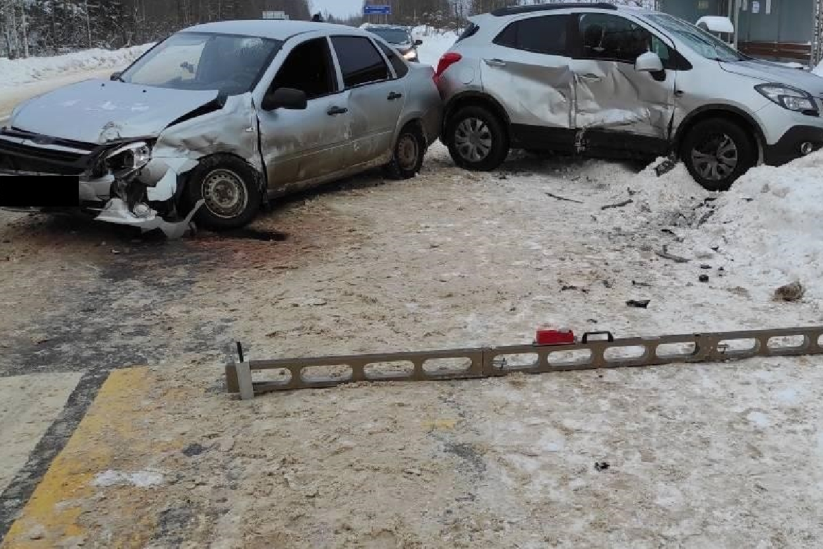 На дороге в Тверской области иномарка врезалась боком в отечественную легковушку