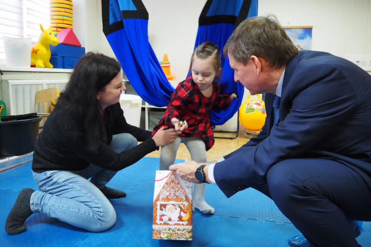 Сенатор Андрей Епишин исполнил новогоднюю мечту четырехлетней Анны из Тверской области