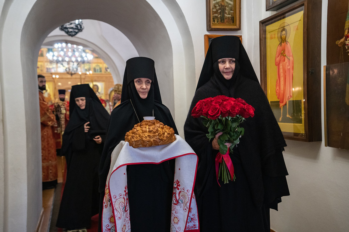В Твери монахини подарили митрополиту Амвросию розы, каравай и икону