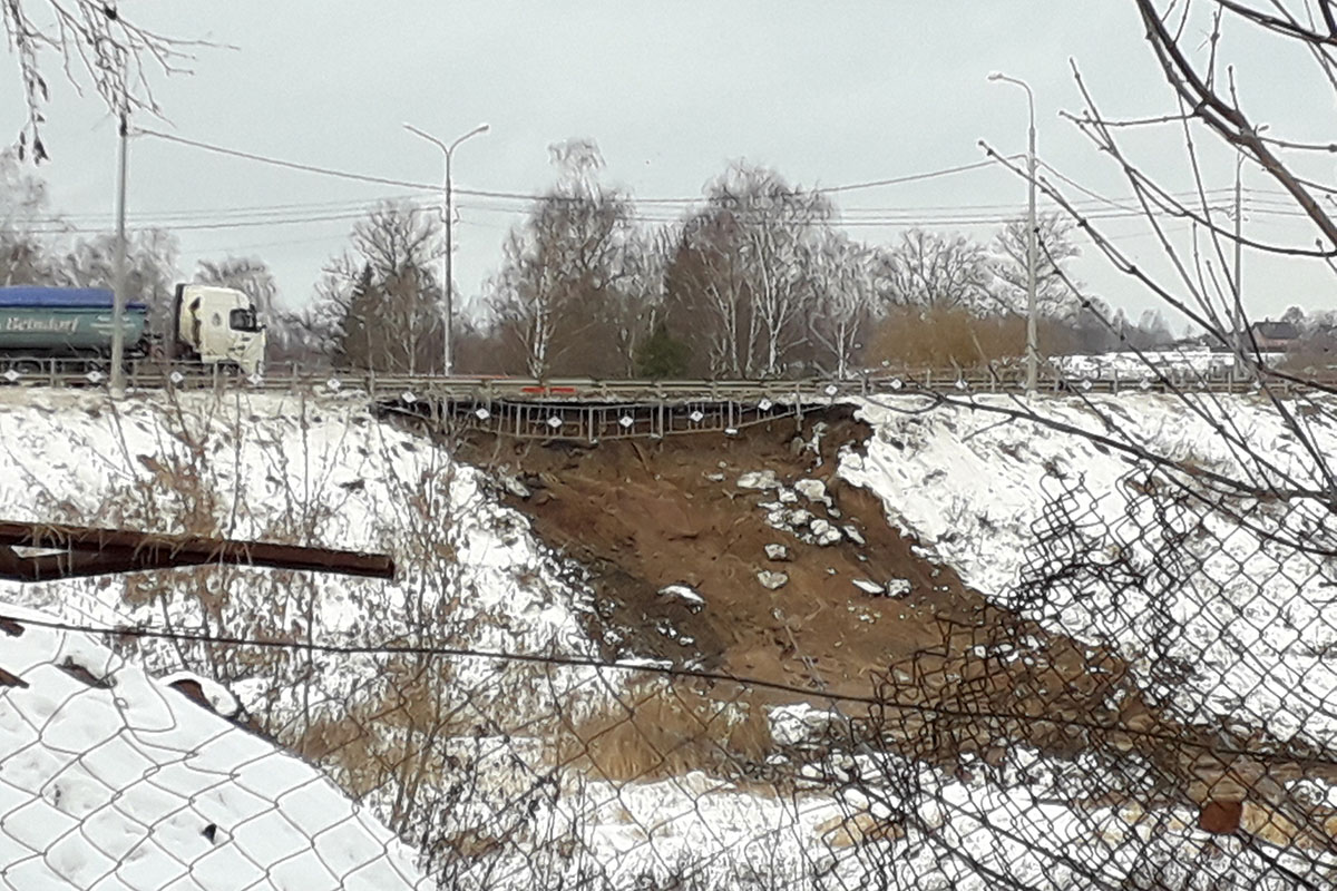В Тверской области восстанавливают поврежденную часть тротуара у моста через реку Вазуза на трассе М-9