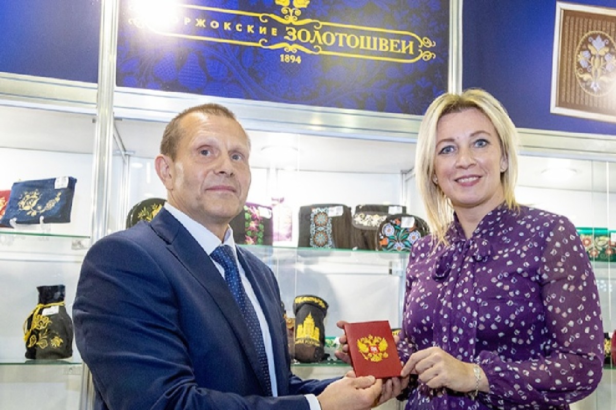 Мария Захарова рассказала, почему в МИД РФ предпочитают продукцию «Торжокских золотошвей»