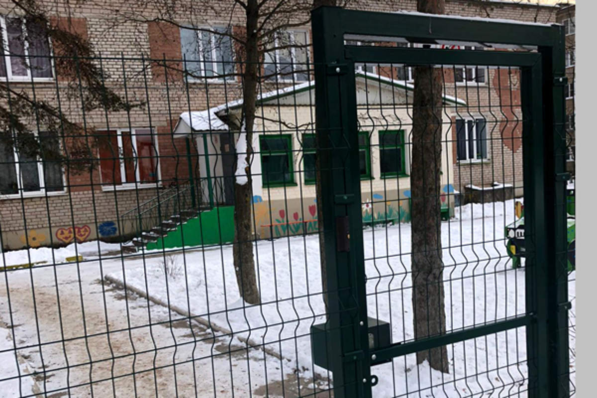 В Тверской области осужденные обнесли решеткой детский семейный центр