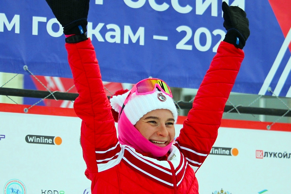 Наталья Непряева завершила сезон триумфальной победой в лыжном марафоне