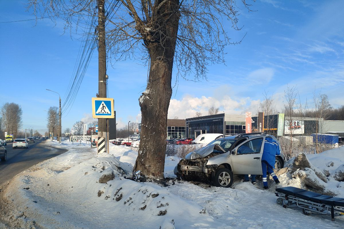 На Московском шоссе Твери не разъехались два автомобиля: пострадал человек