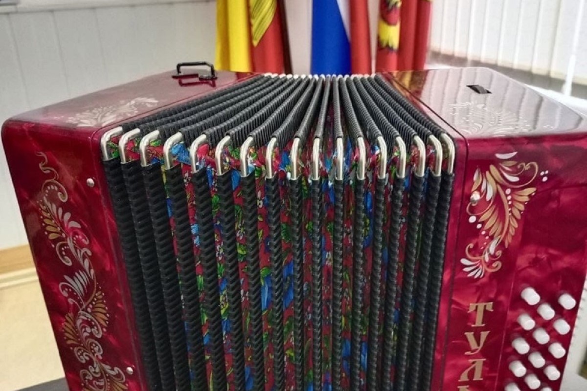 Глава Ржевского округа купил гармонь для участников СВО
