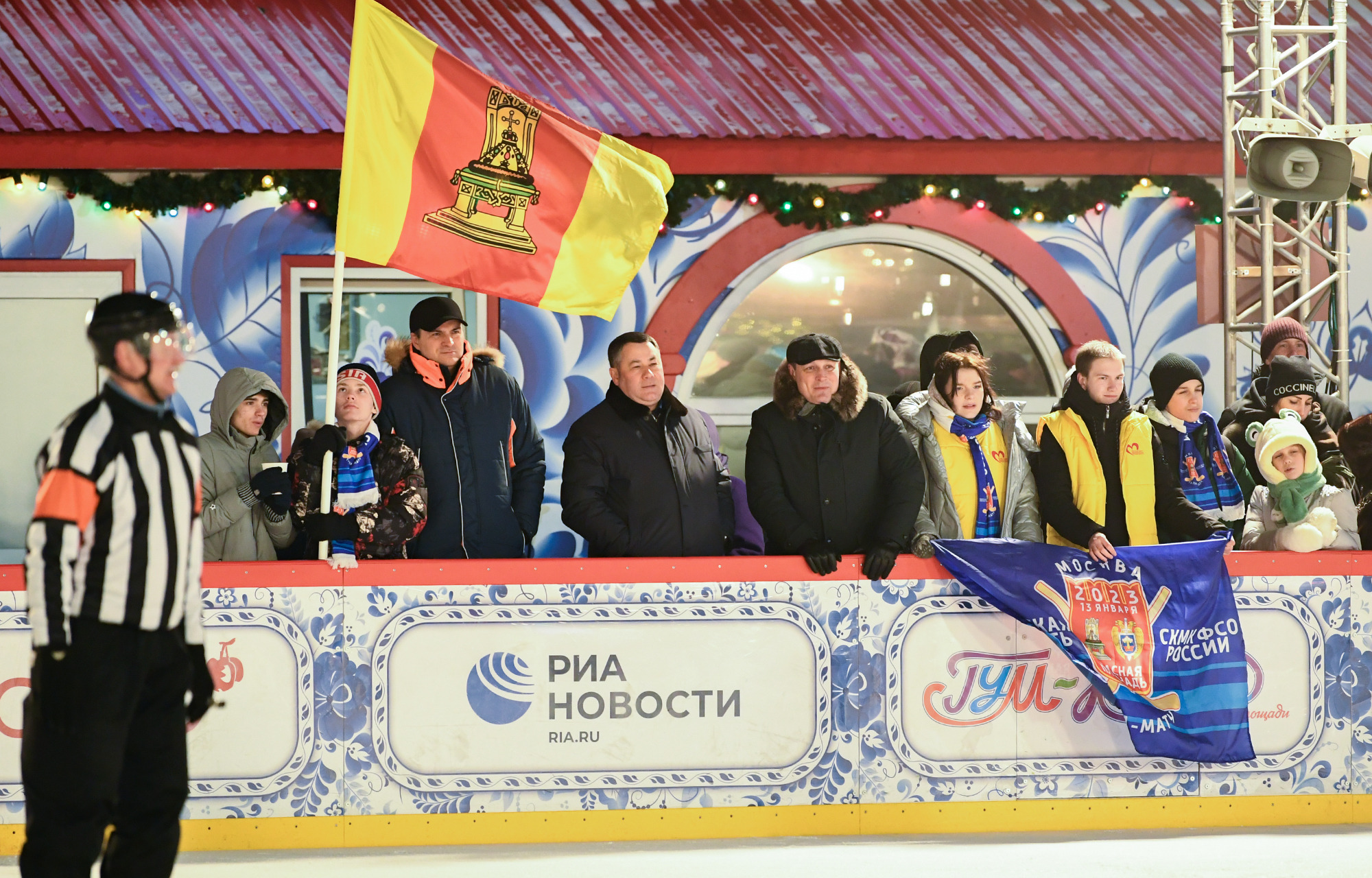 В Москве дети и спасатели из Тверской области сыграли в хоккей на Красной площади