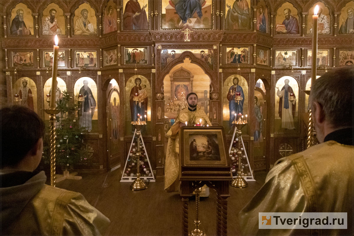 Ночь в старинной святыне: в Свято-Успенском Жёлтиковом монастыре в Твери прошла рождественская служба