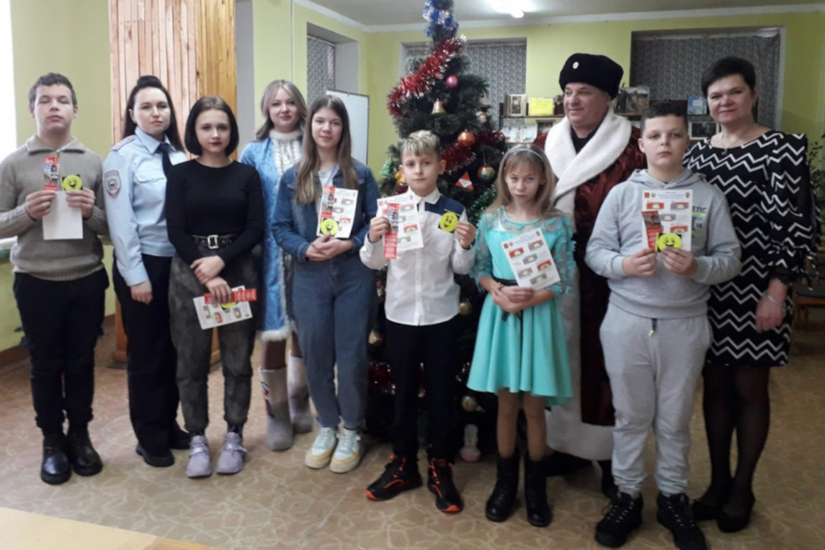 Дед Мороз и Снегурочка из полиции навестили детей в Кашине