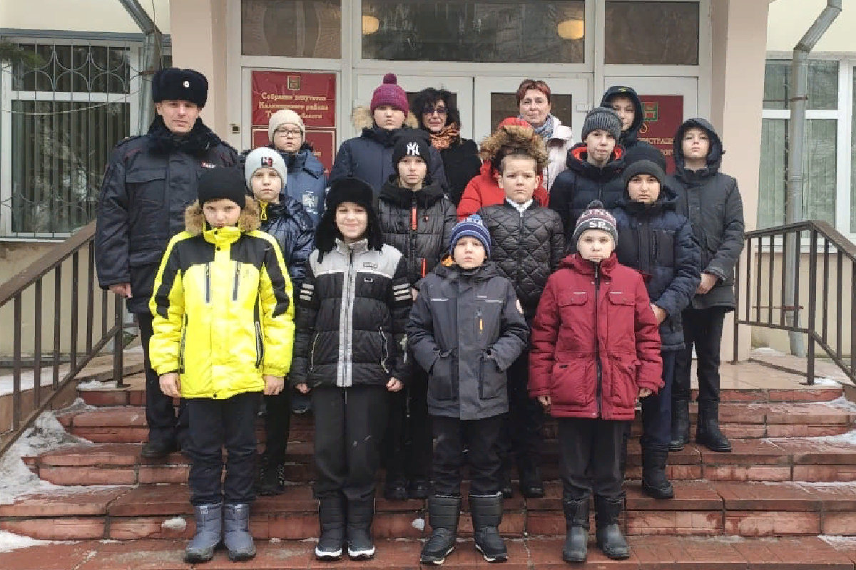 Для детей из Калининского района организовали экскурсию в Суворовское училище