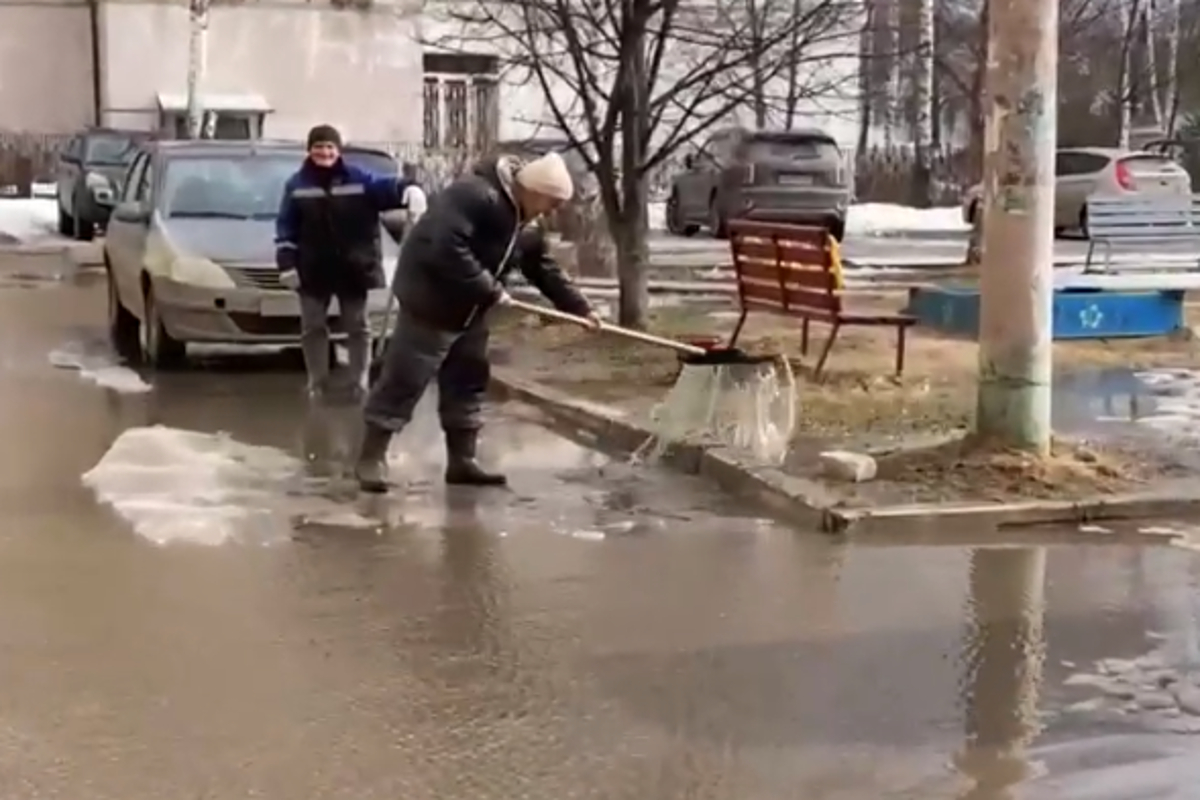 Смех сквозь слезы: в Твери коммунальщики вычерпывают лопатами воду из затопленных дворов