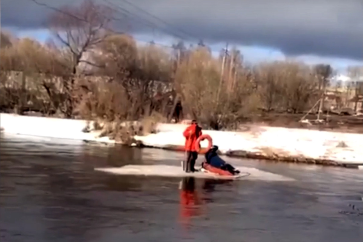 Капитаны ледохода: в Тверской области мужчины устроили заплыв на льдине по Тверце