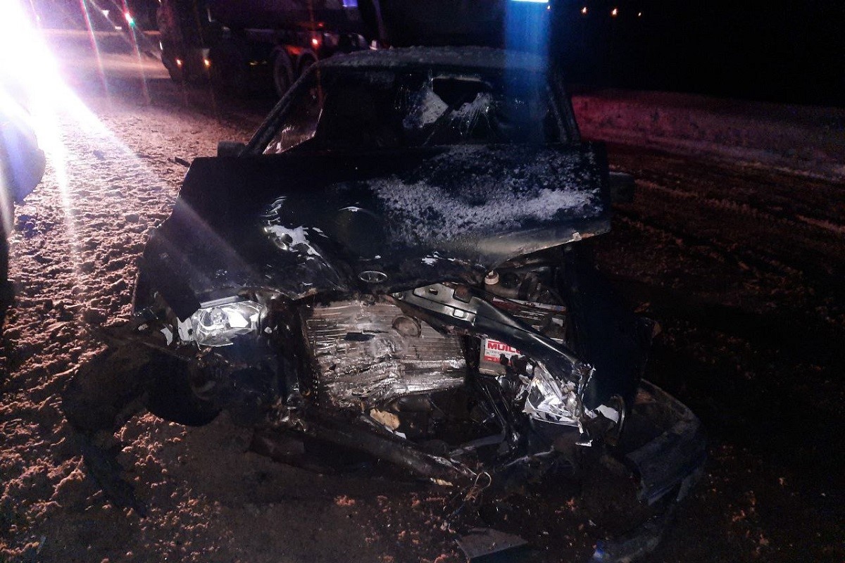 Водитель ВАЗа пострадал при столкновении с Mercedes в Тверской области