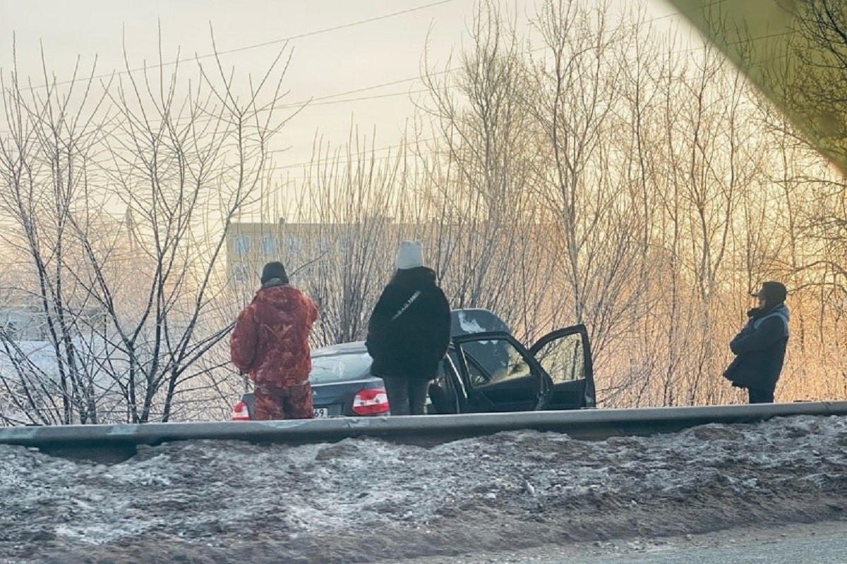 Легковушка вылетела с шоссе в Московском районе Твери