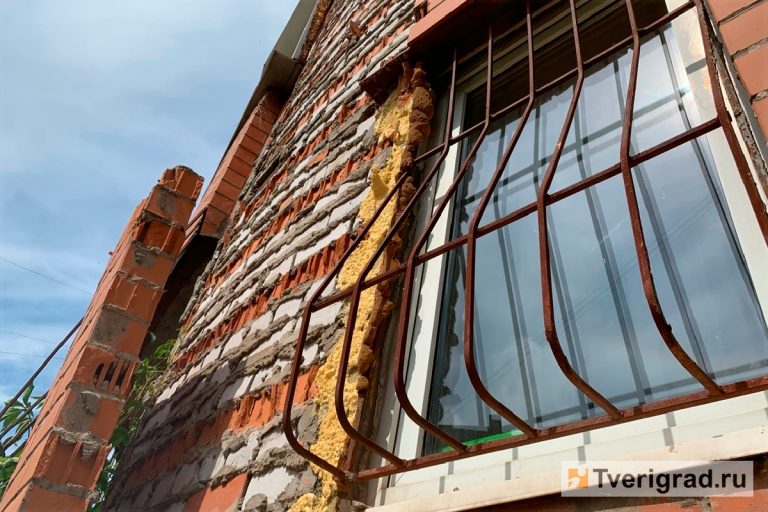 Не прошло и года: жители Тверской многоэтажки снова пожаловались на разрушающийся фасад дома