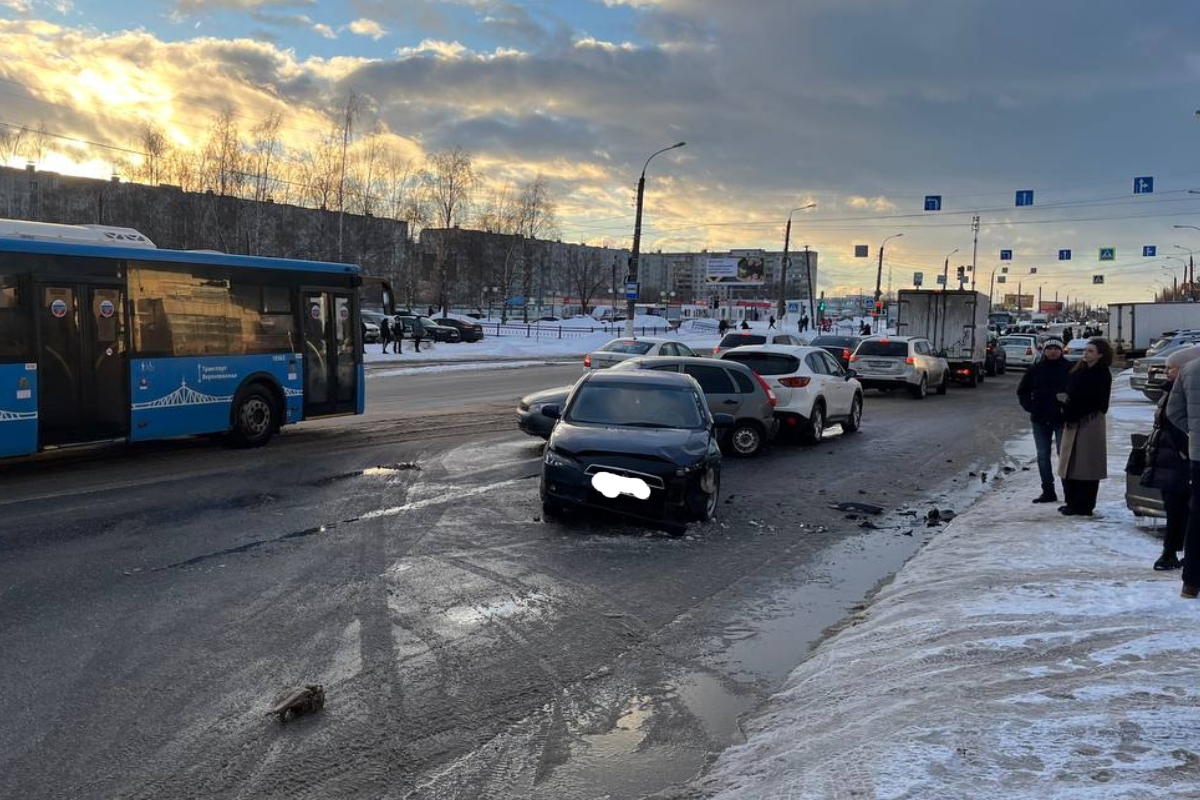 Четыре автомобиля столкнулись на улице Можайского в Твери