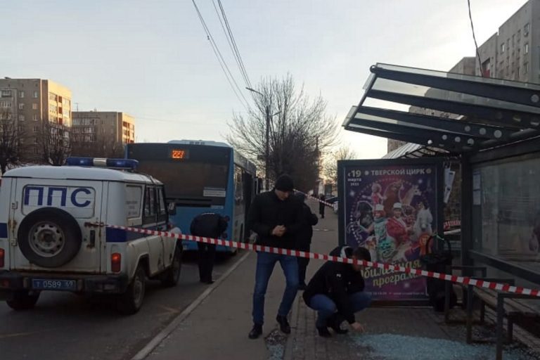 Стрелявший по автобусу и остановочному павильону мужчина осужден в Твери