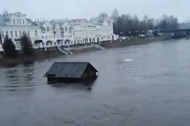 В Тверской области изба поплыла по реке