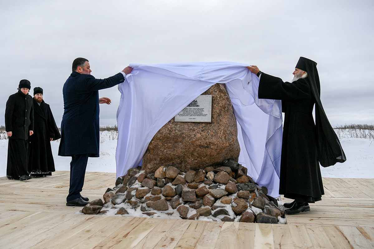 Рядом с мемориалом Ржевскому солдату установили закладной камень на месте строительства храма
