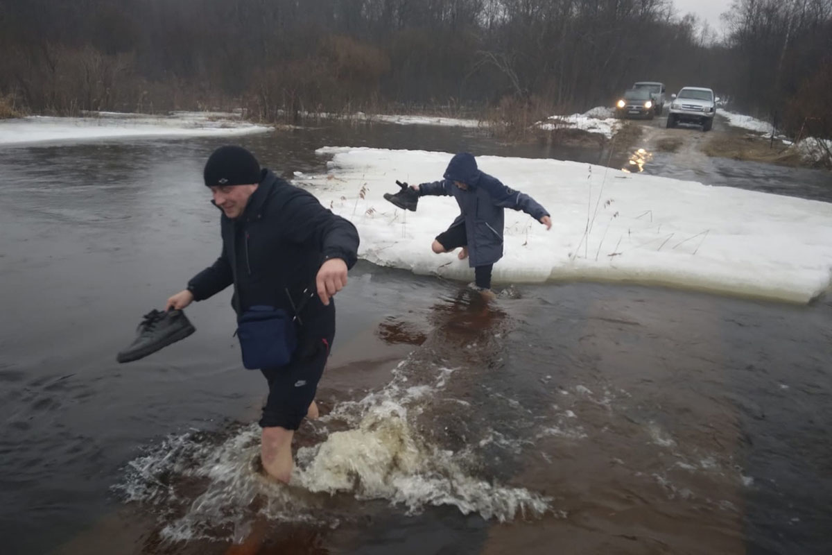 В Тверской области затопило единственный путь к деревне