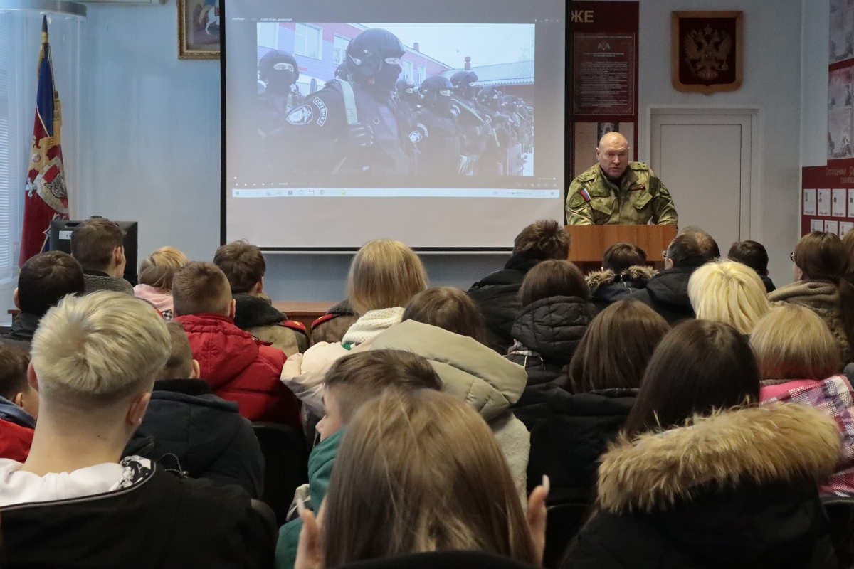 В Твери школьникам рассказали о героизме бойцов СОБРа в ходе СВО