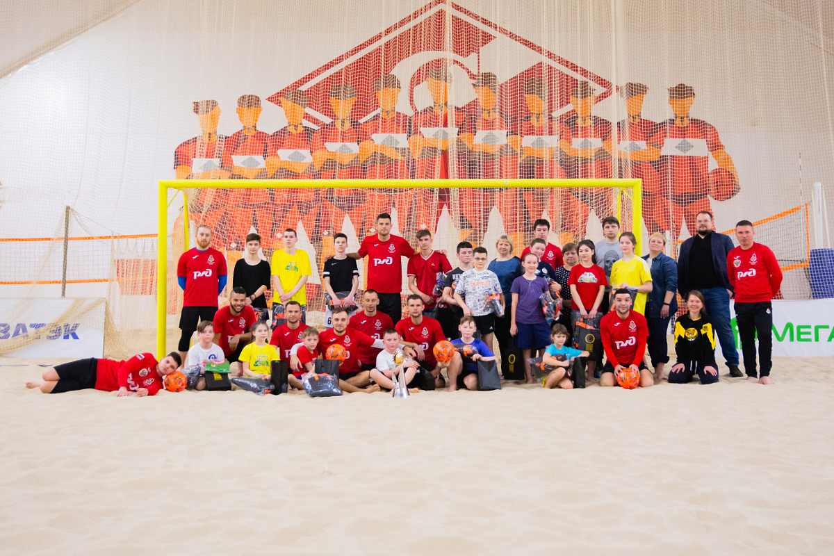 Игроки «Локомотива» научили пляжному футболу детей из Тверской области