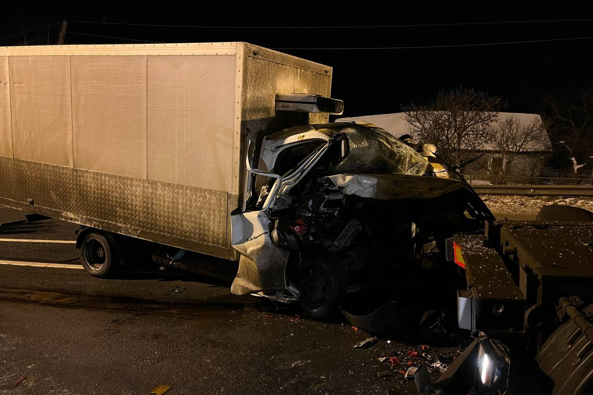 Ночью в Тверской области на трассе М-10 водитель «Газели» уснул за рулем и протаранил фуру