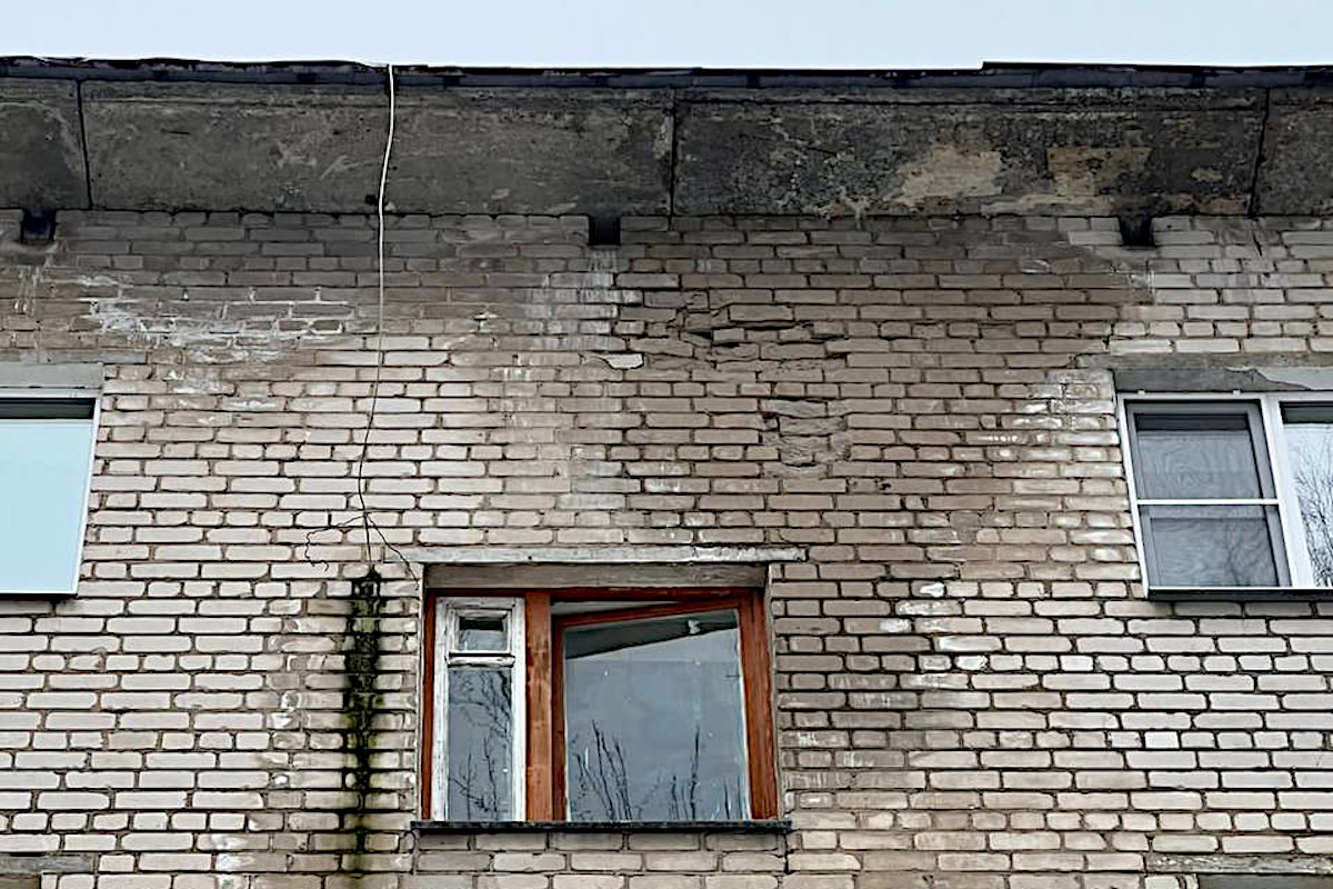 В Тверской области у подъезда дома на жителей могут свалиться кирпичи