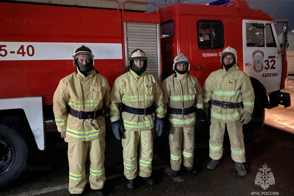 В Калязине на пожаре в многоквартирном доме спасли двух человек