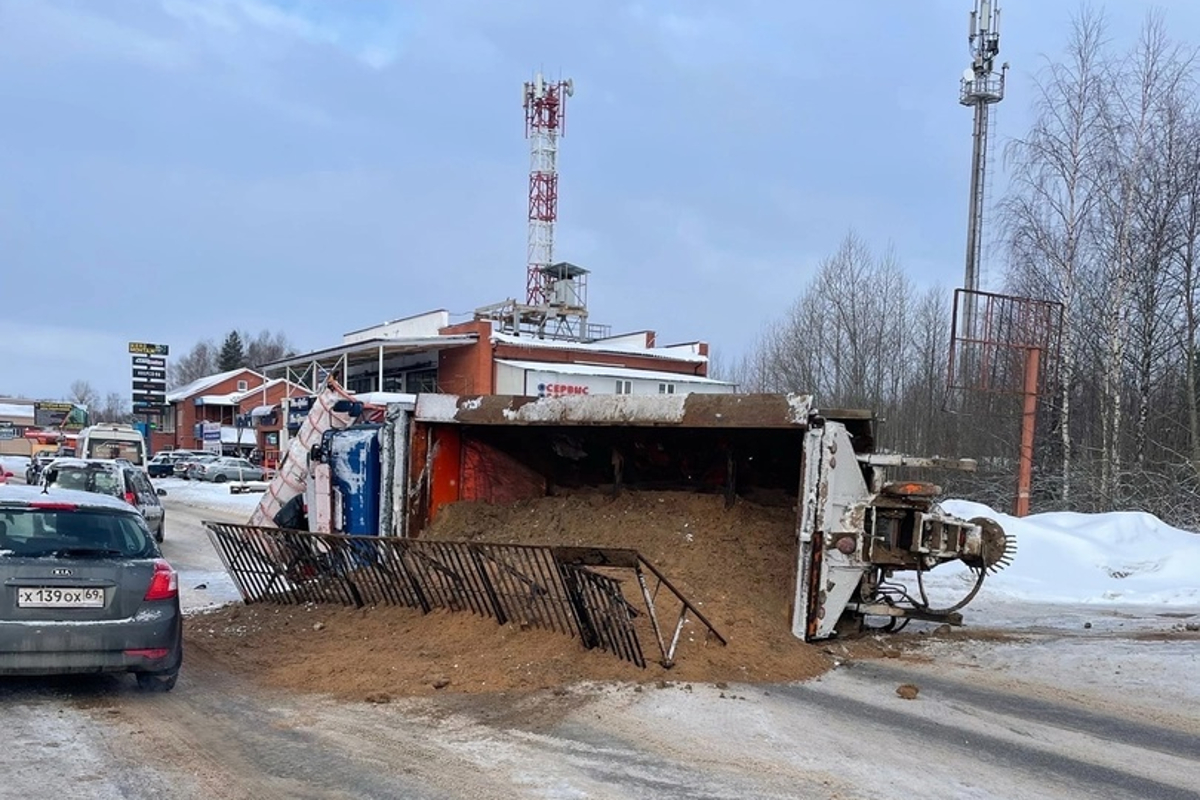 В Тверской области опрокинулся «Камаз» с песком