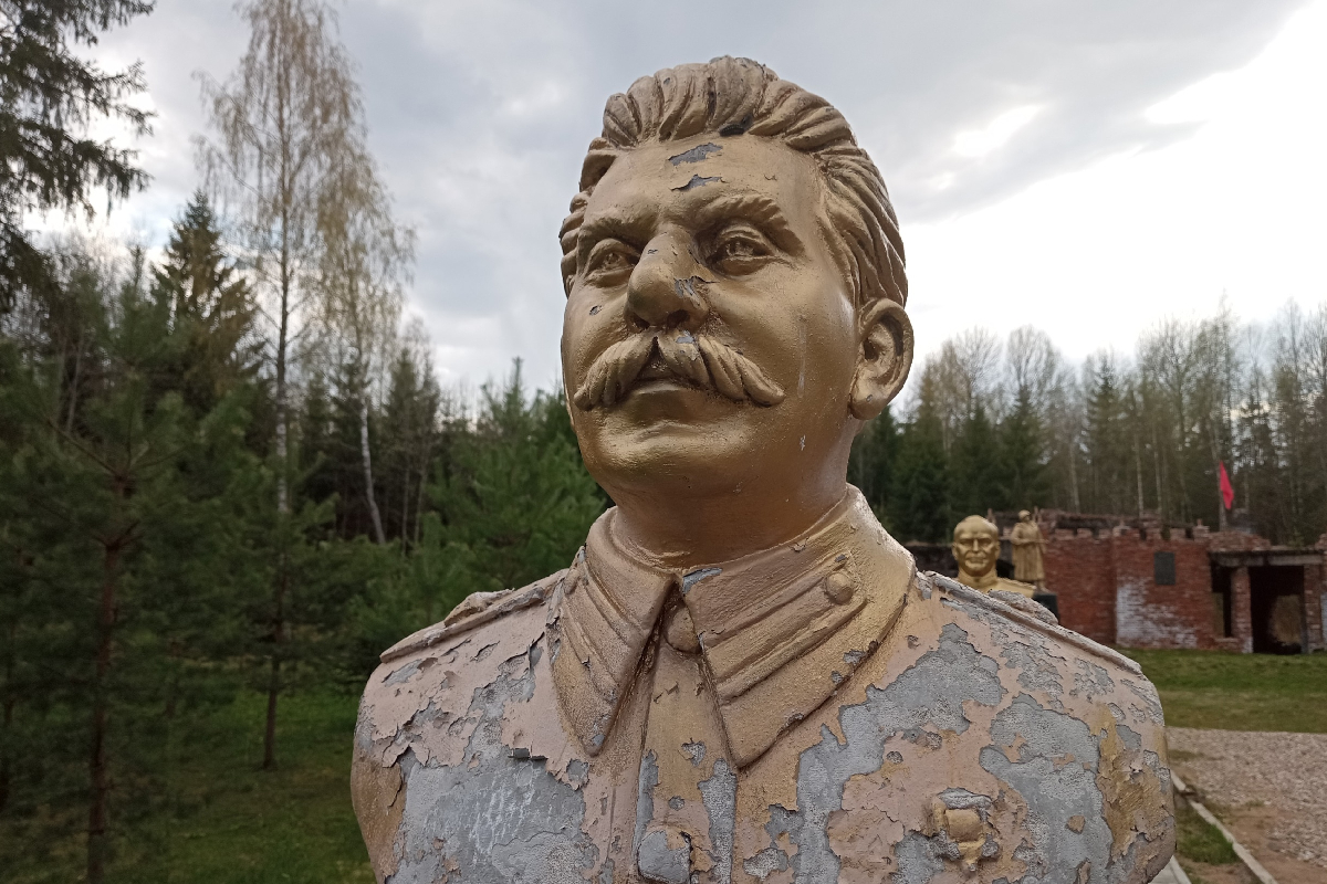 В Тверской области вандалы расстреляли бюст Сталина