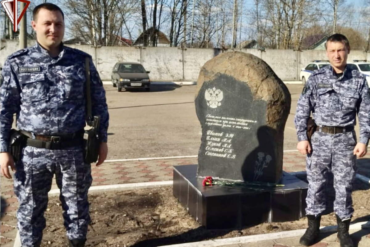Росгвардейцы почтили память погибших милиционеров в Вышнем Волочке