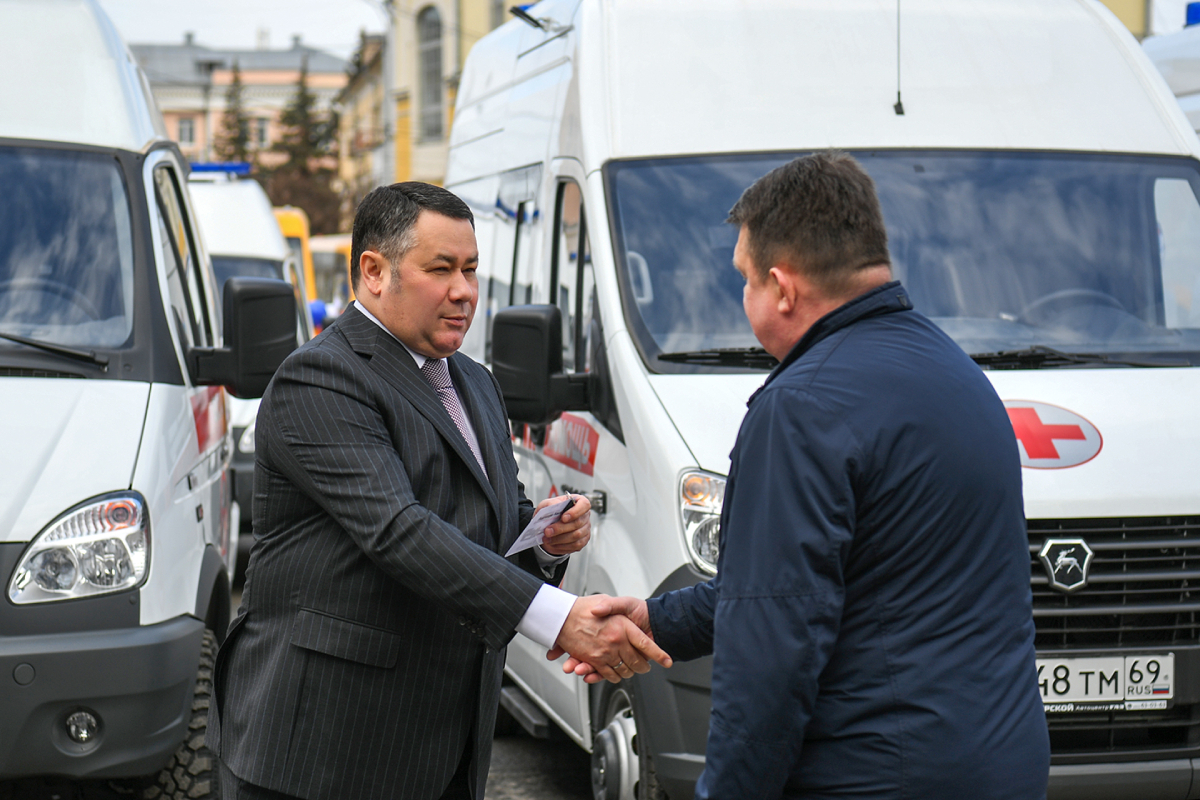 Скорость, мобильность и качество: губернатор Тверской области вручил ключи от новых автомобилей скорой помощи