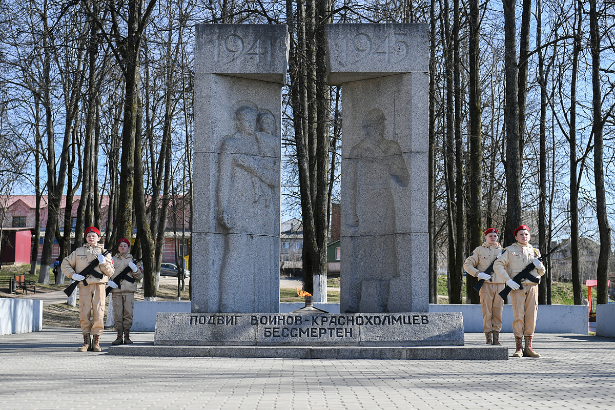 В Красном Холме Игорь Руденя возложил цветы к памятнику воинам, погибшим в годы Великой Отечественной войны